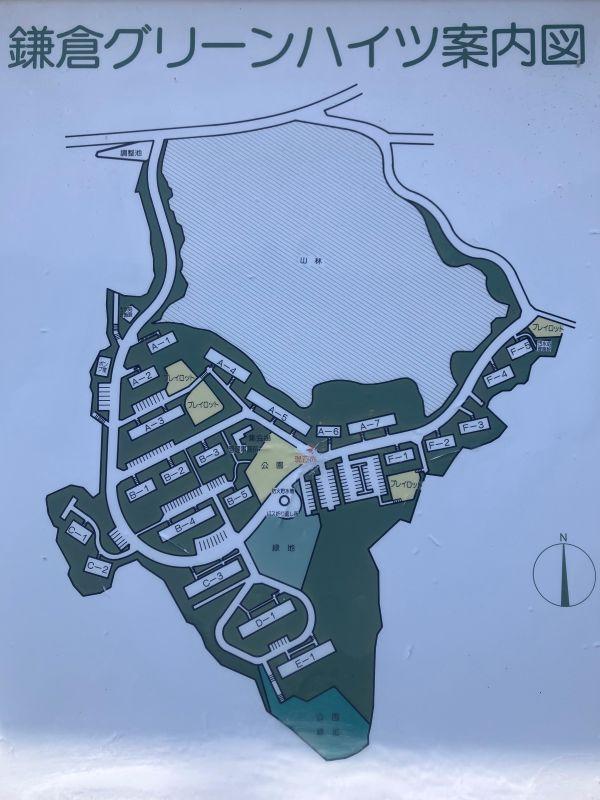 鎌倉市梶原五丁目の売買物件/案内図｜大小合わせて21棟の住居棟と公園や運動場や駐車場が豊かな山の緑の中に開けています。