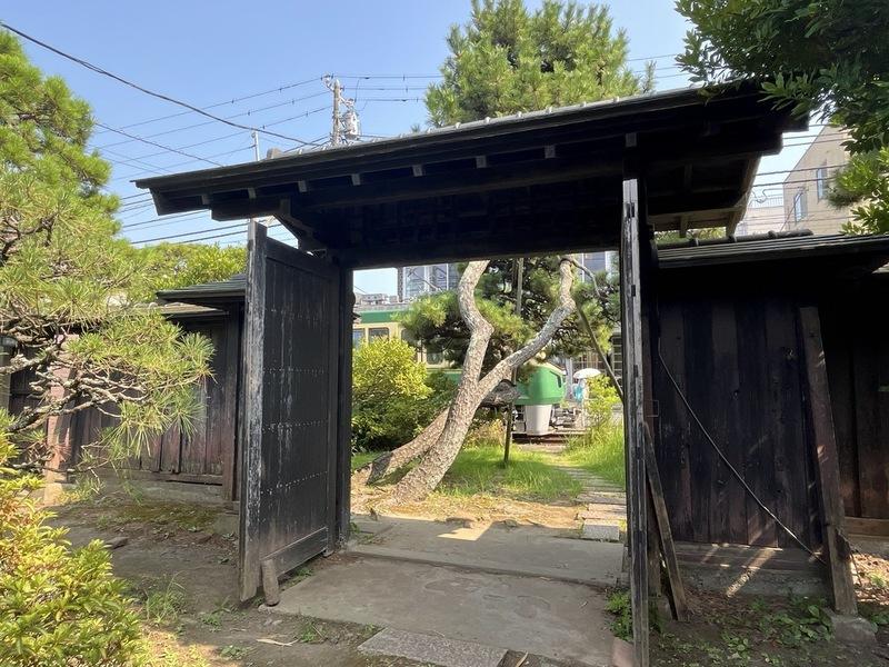 鎌倉市坂ノ下の賃貸物件/門の向こうを江ノ電が通過しておきます