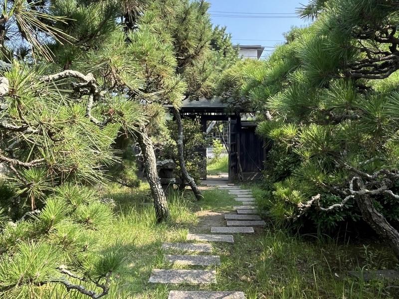 鎌倉市坂ノ下の賃貸物件/道路との間に江ノ電の線路を挟むことで、ここだけ異空間のような雰囲気です