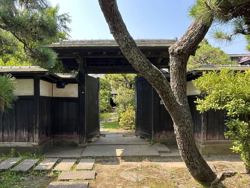 鎌倉市坂ノ下の賃貸物件/立派な門。松の木も大きく育っています