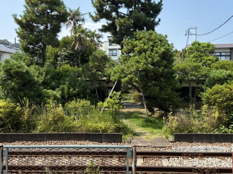 鎌倉市坂ノ下の賃貸物件/道路から見た敷地。江ノ電を気を付けながら渡ります