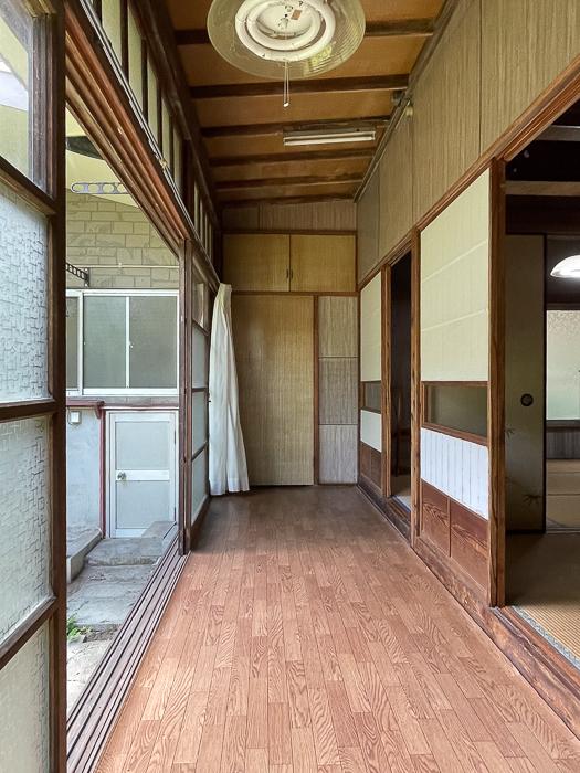 鎌倉市坂ノ下の売買物件/縁側。木製掃き出し窓と磨りガラスが昭和を感じさせてくれます
