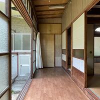 鎌倉市坂ノ下の売買物件/縁側。木製掃き出し窓と磨りガラスが昭和を感じさせてくれます