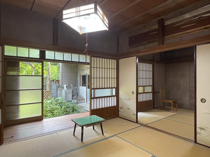 鎌倉市坂ノ下の売買物件/昭和40年の趣をそのままに感じる居間、背後からガタンゴトンと聞こえてきます