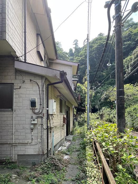 鎌倉市坂ノ下の売買物件/細い路地は手前、奥の家と共有です