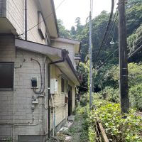 鎌倉市坂ノ下の売買物件/細い路地は手前、奥の家と共有です