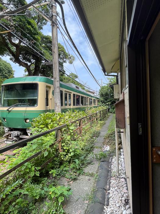 鎌倉市坂ノ下の売買物件/近隣の家と共有の路地を挟んで