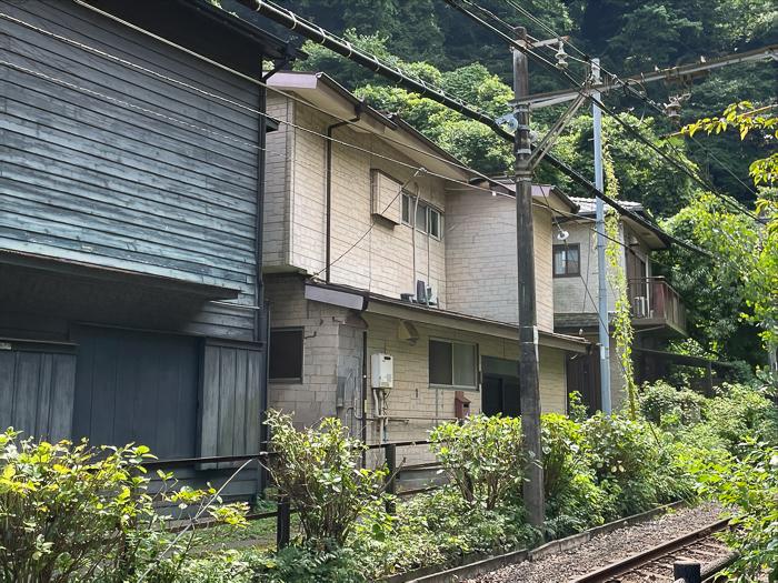 鎌倉市坂ノ下の売買物件/線路の向こう側から見る。外壁をぜひ木材に換えてみてはいかがでしょう