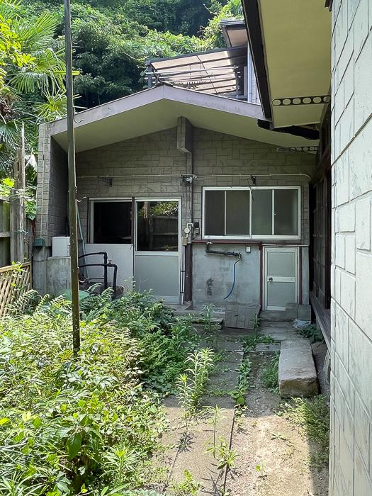 鎌倉市坂ノ下の売買物件/家と続きになっている倉庫部分。右の窓は風呂場です。左の引き戸が収納庫