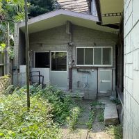 鎌倉市坂ノ下の売買物件/家と続きになっている倉庫部分。右の窓は風呂場です。左の引き戸が収納庫