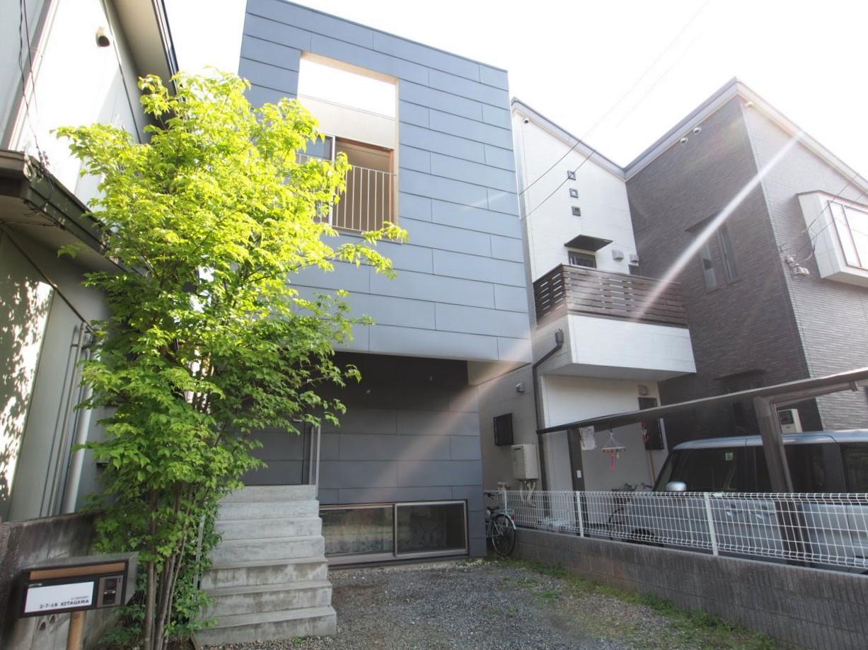 コンパクトな戸建。敷地前面には駐車スペース有