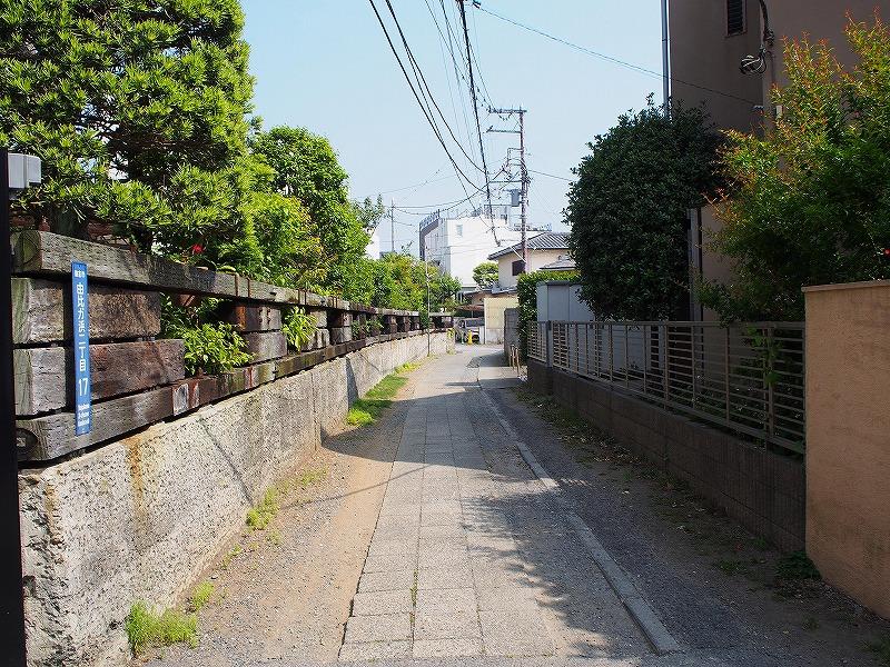 由比ガ浜の小路エリアにあります。アスファルト敷きではなく、砂利敷。