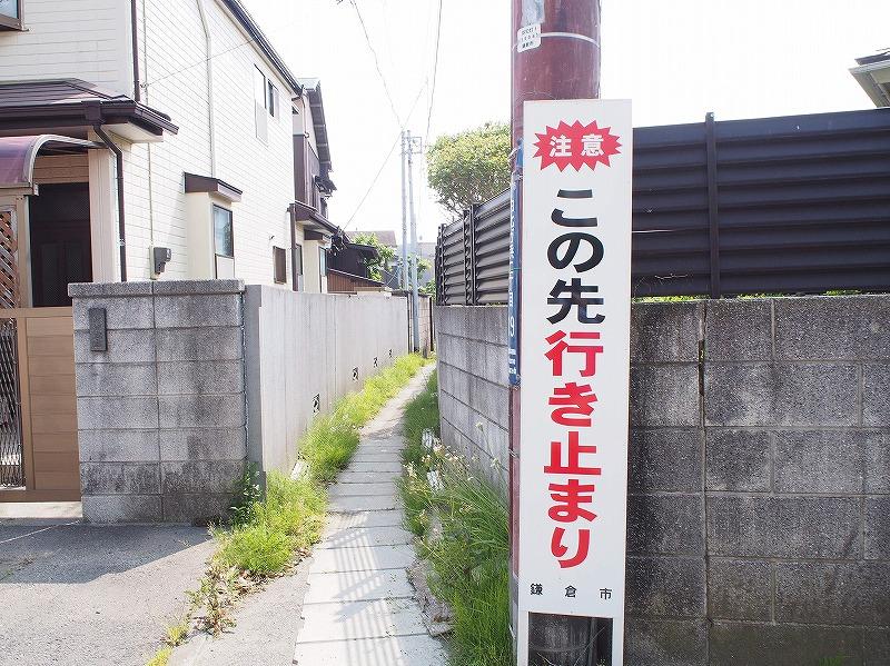 ここを入っていくと物件です。