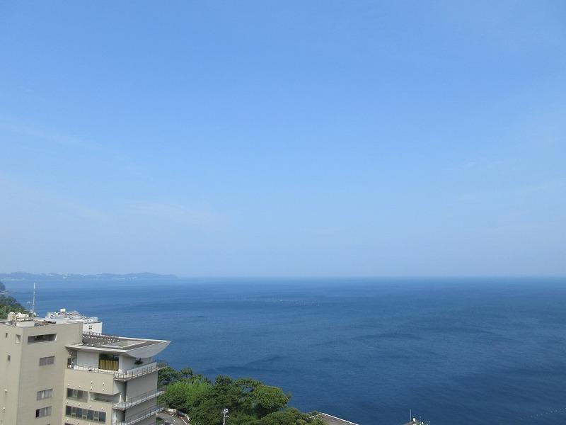 屋上からは熱海の海