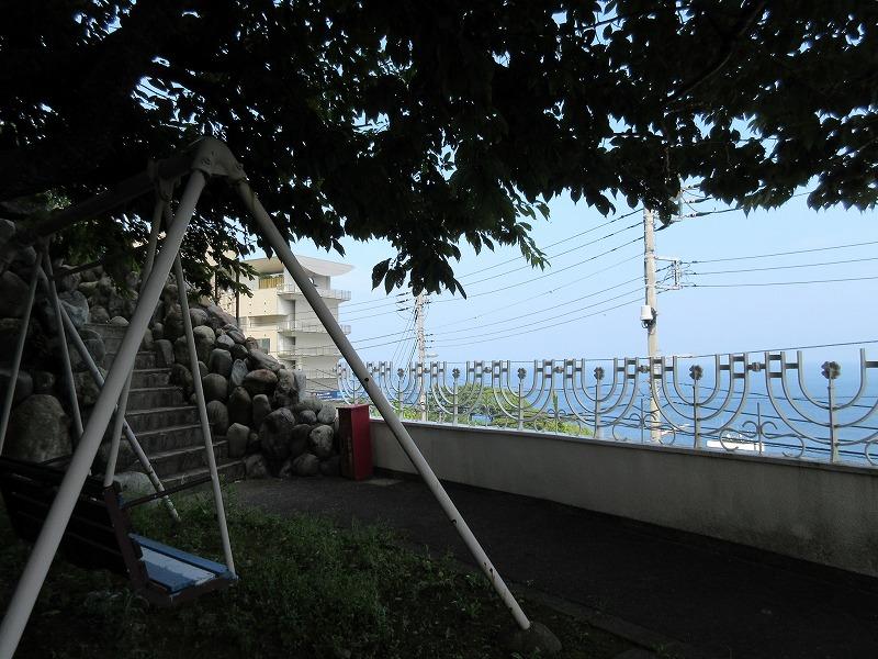 1階の庭にあるブランコからも海見え