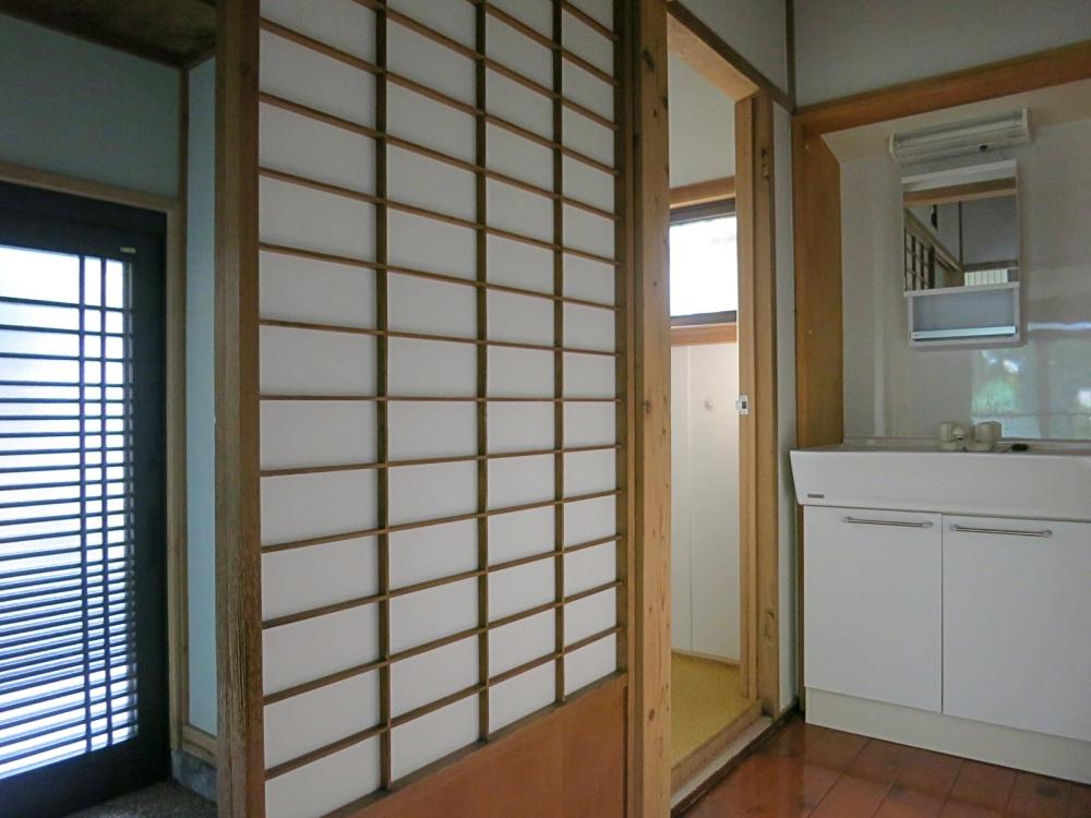 三浦郡葉山町一色の賃貸物件/玄関｜入ってすぐ脇に洗面化粧台