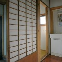 三浦郡葉山町一色の賃貸物件/玄関｜入ってすぐ脇に洗面化粧台