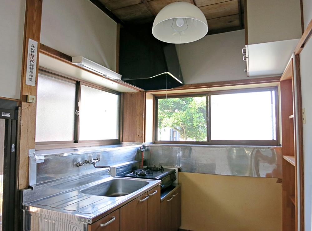 三浦郡葉山町一色の賃貸物件/キッチン｜台所と呼びたくなる昭和の雰囲気がありますが、清潔感は十分です