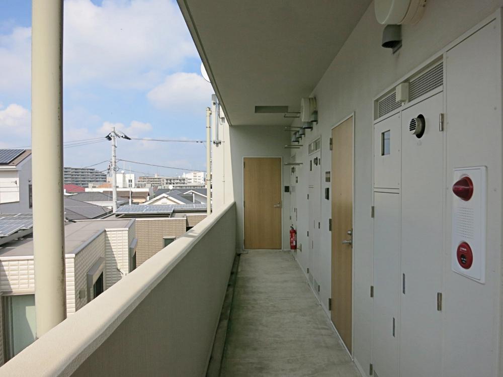共用部。戸数3戸の小さなマンションです。