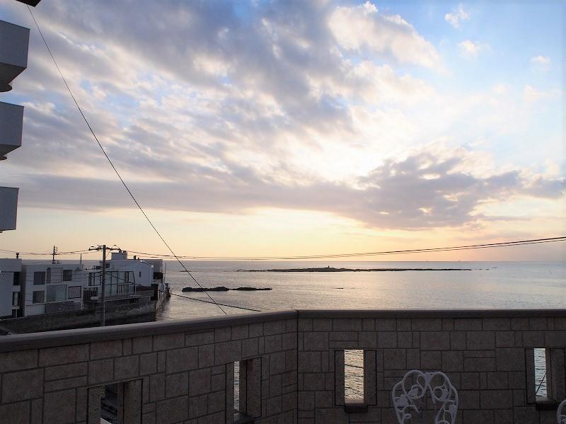 バルコニーからはきれいな夕日が