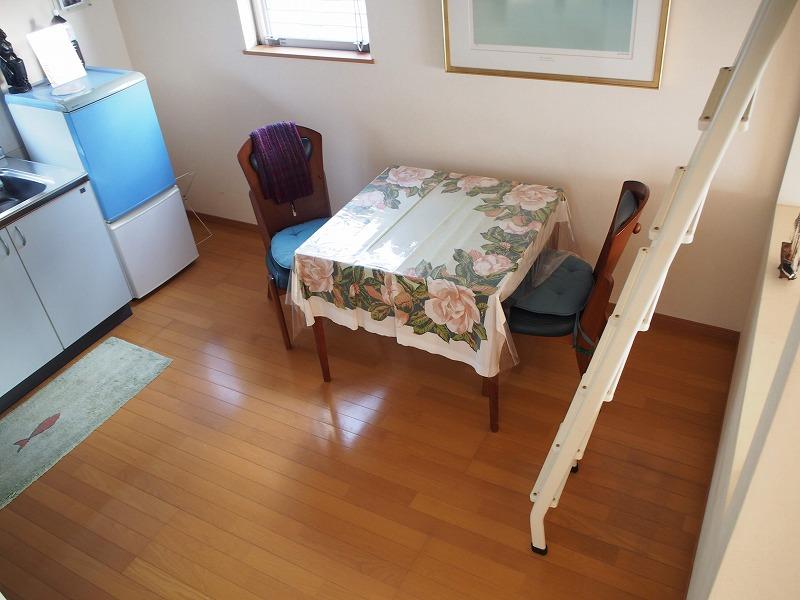 ダイニングはコンパクトロフトの梯子が見えています。