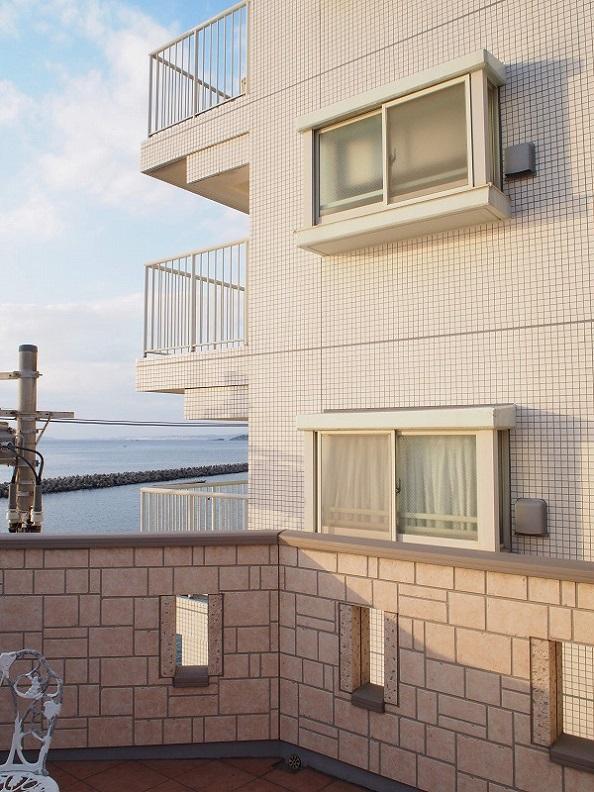屋上バルコニーがありますが、隣地からの視線を感じてしまう。