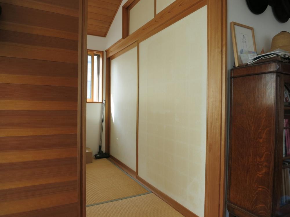 和室。天井は板貼りになっています。