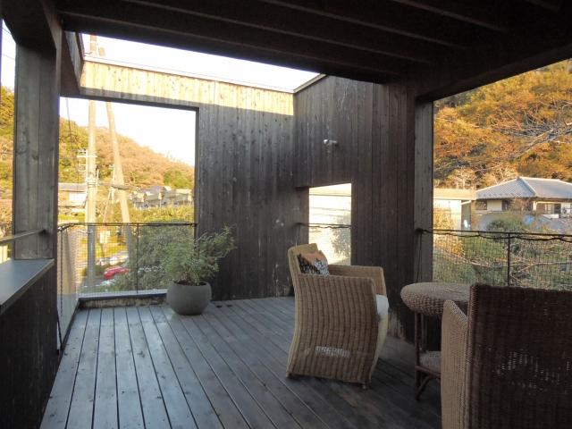 このバルコニーが素敵です(半屋根あります)