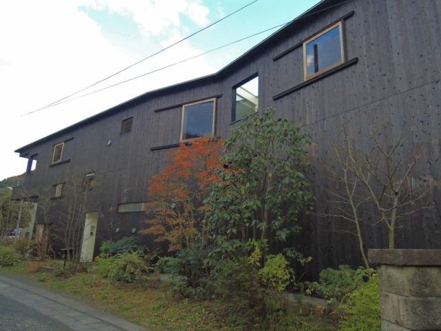 焼杉の壁が存在感を示す