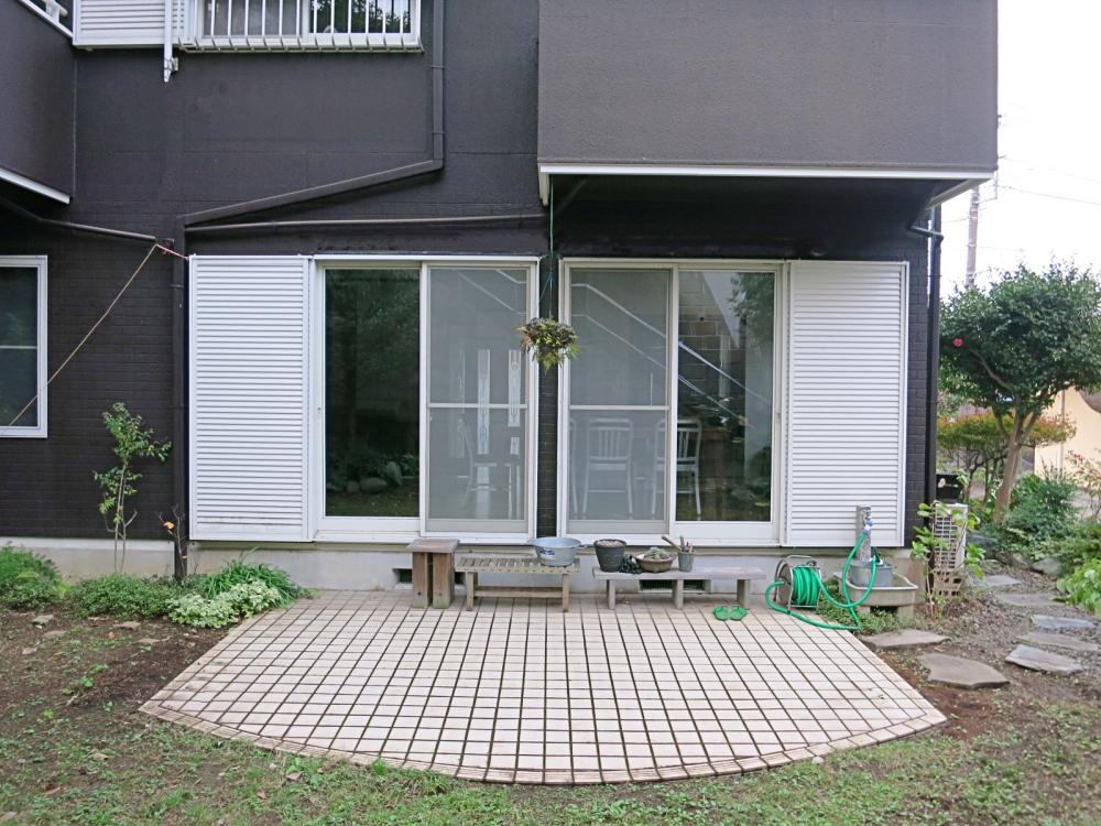タープで日陰を作って外にテーブルを出してみても。