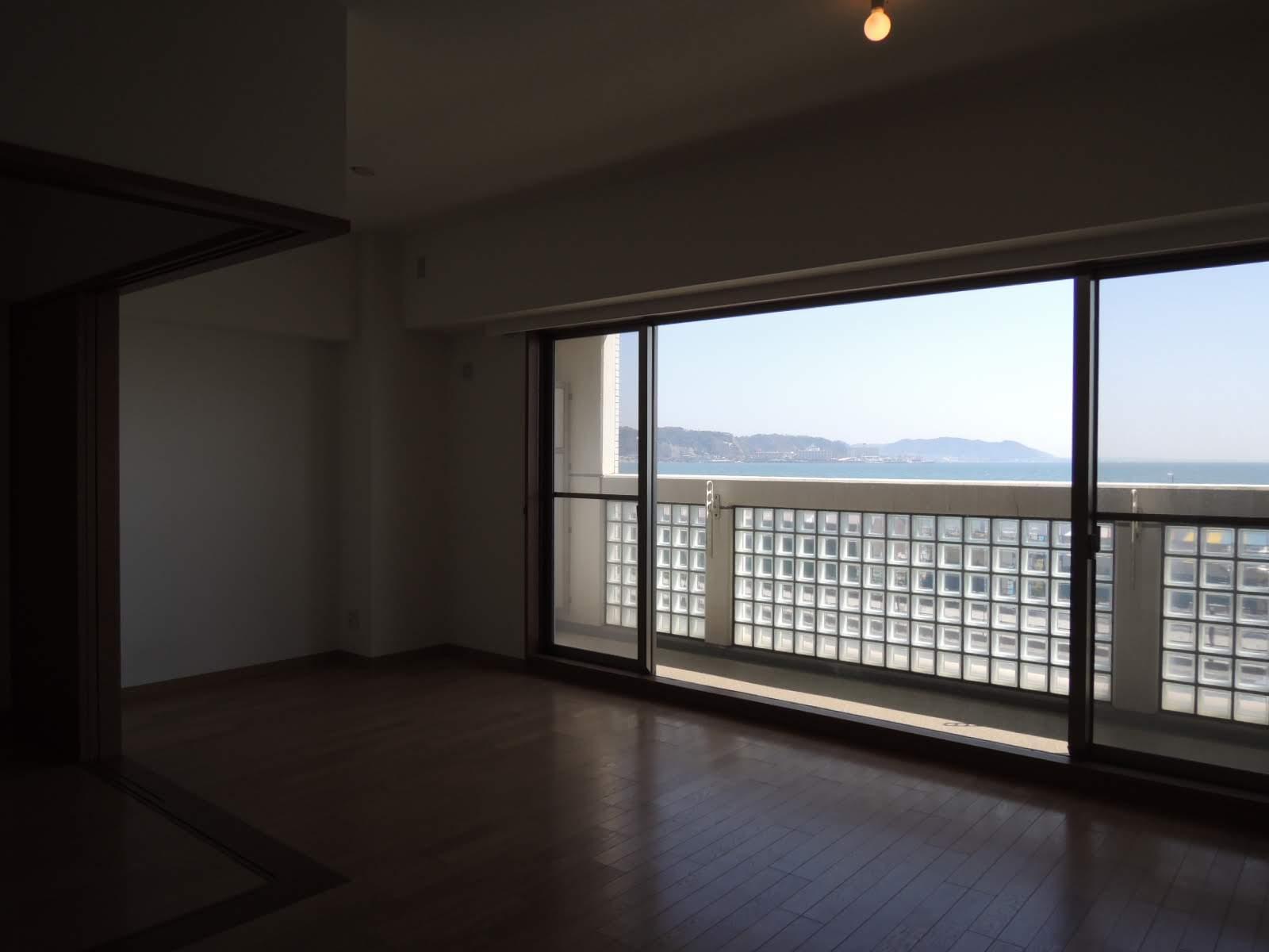 大きな窓の外に海がドーンっと