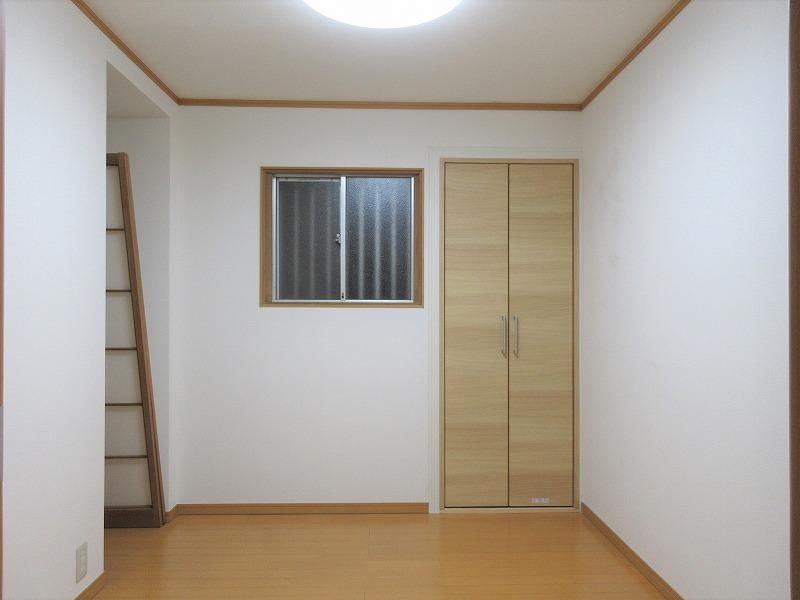 小さめの洋室