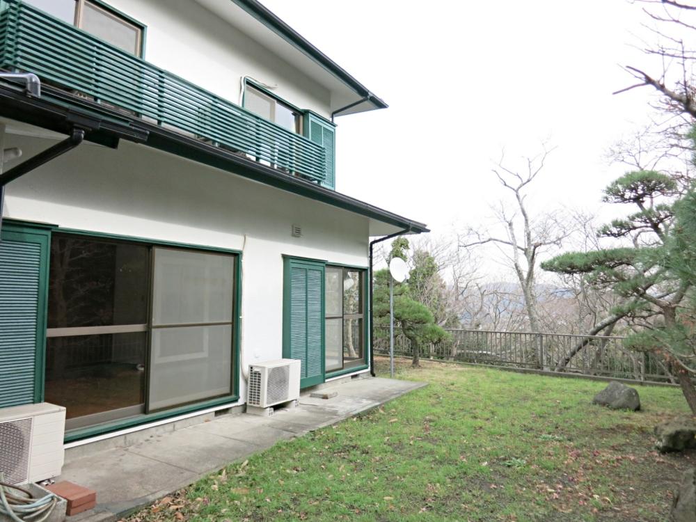 広い庭の向こうは公園。