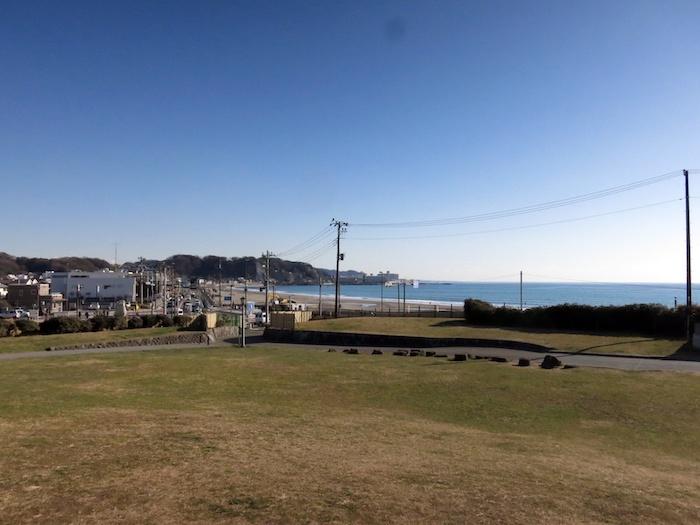歩いてすぐ、この公園|そして由比ガ浜の波チェック