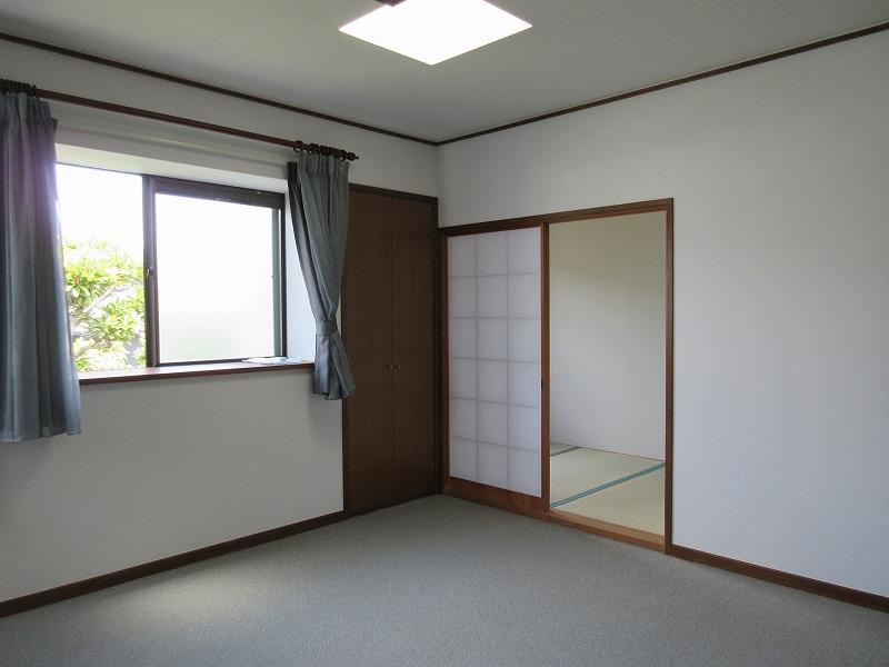2階の洋室と、その先には3畳の和室がある