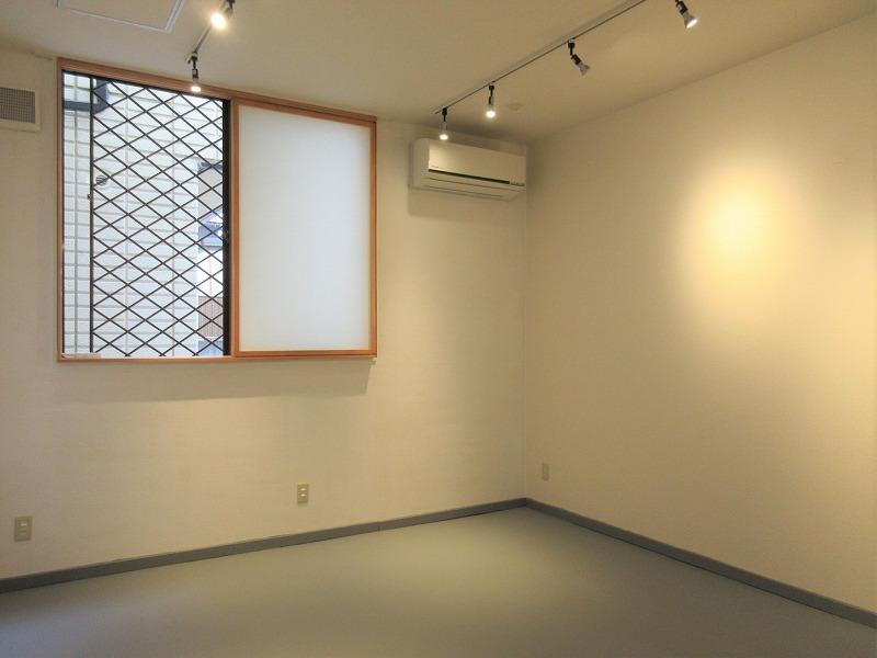 窓を開けてみると、隣の壁です