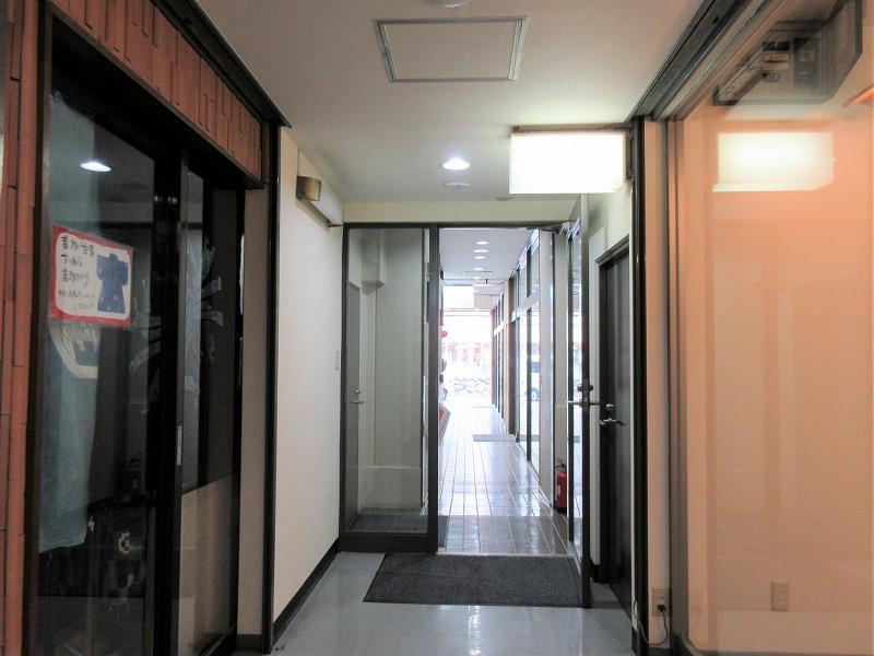 この先に若宮大路。通路を通る人は割といます