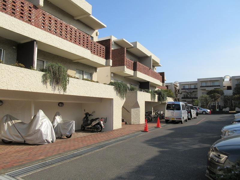 青い空に映える建物