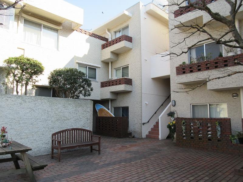 3階建ての感じのいい建物。ベンチがあったり
