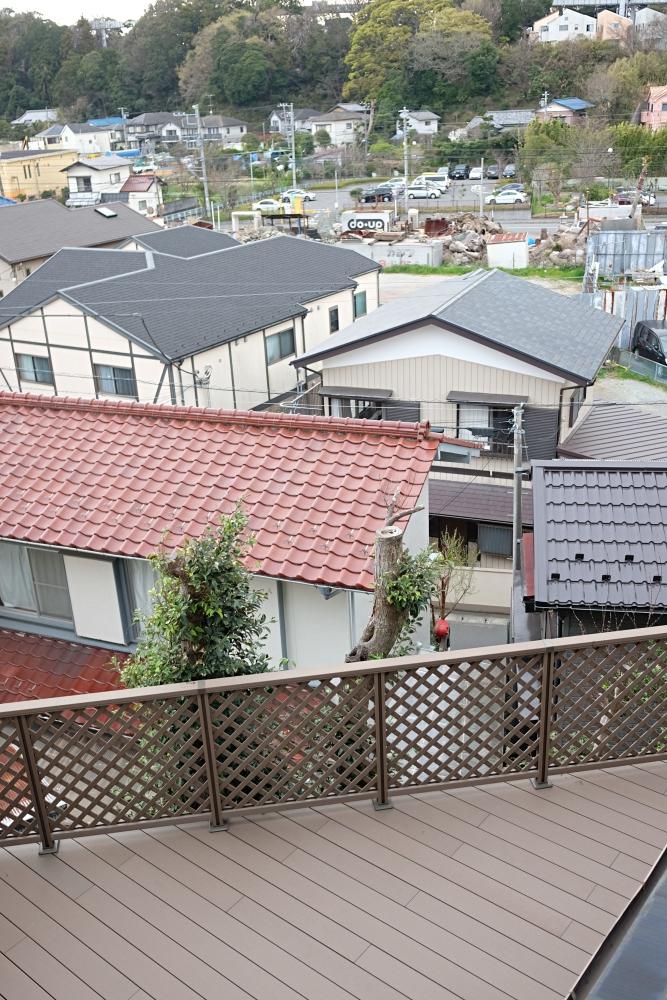 2階のベランダからウッドデッキを見下ろしたところ