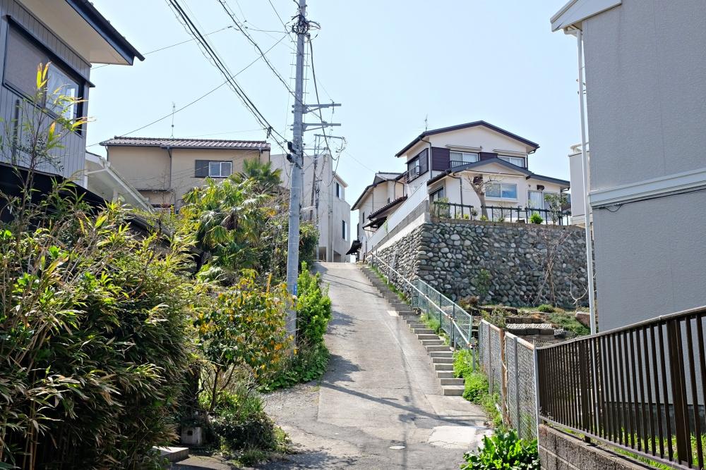 物件の手前が急な坂道になっています。