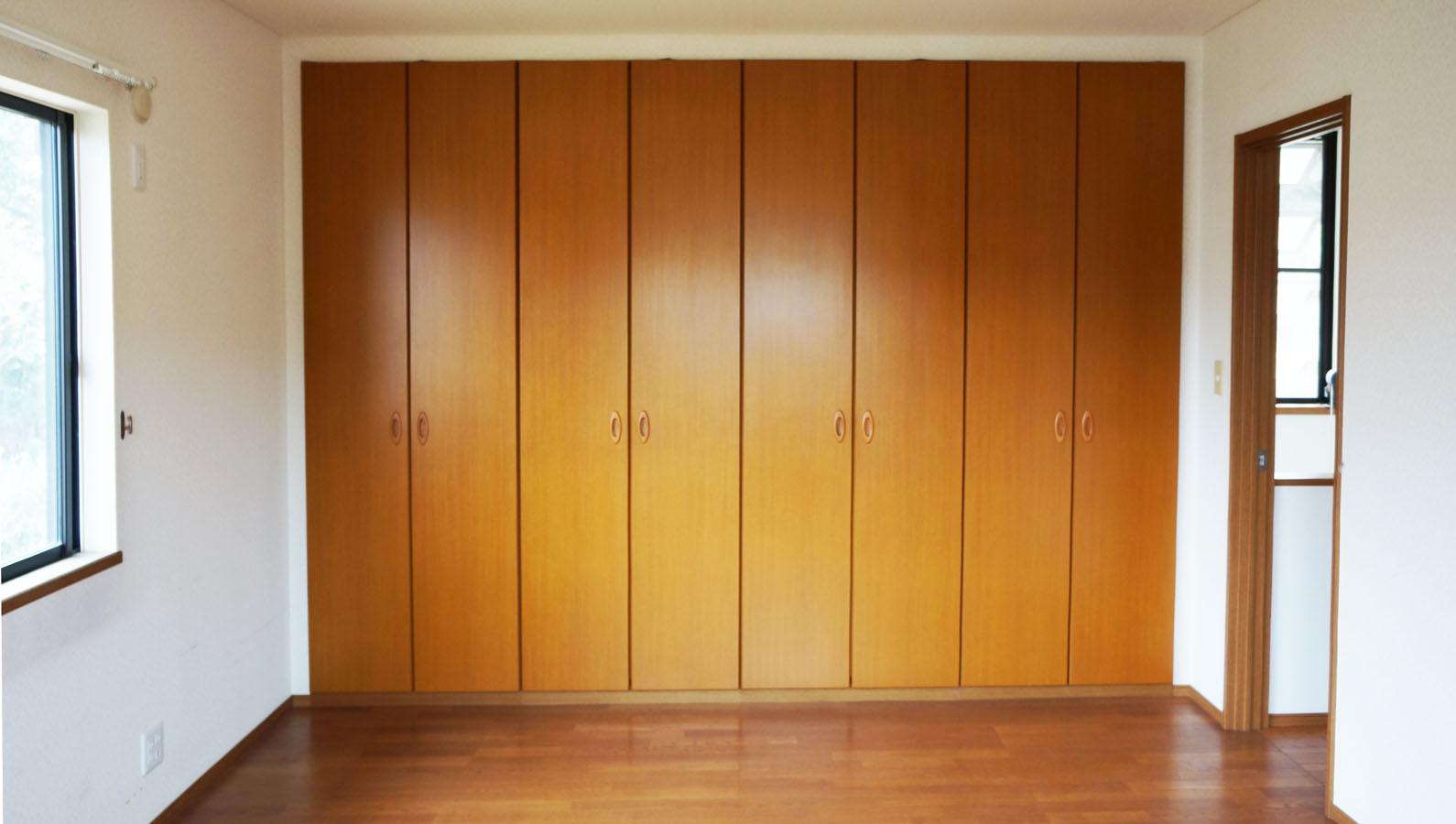 2階の洋室は角部屋で明るく、眺望も良いです。壁一面の収納が付いています。