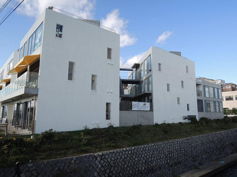 134号線と川に面しています