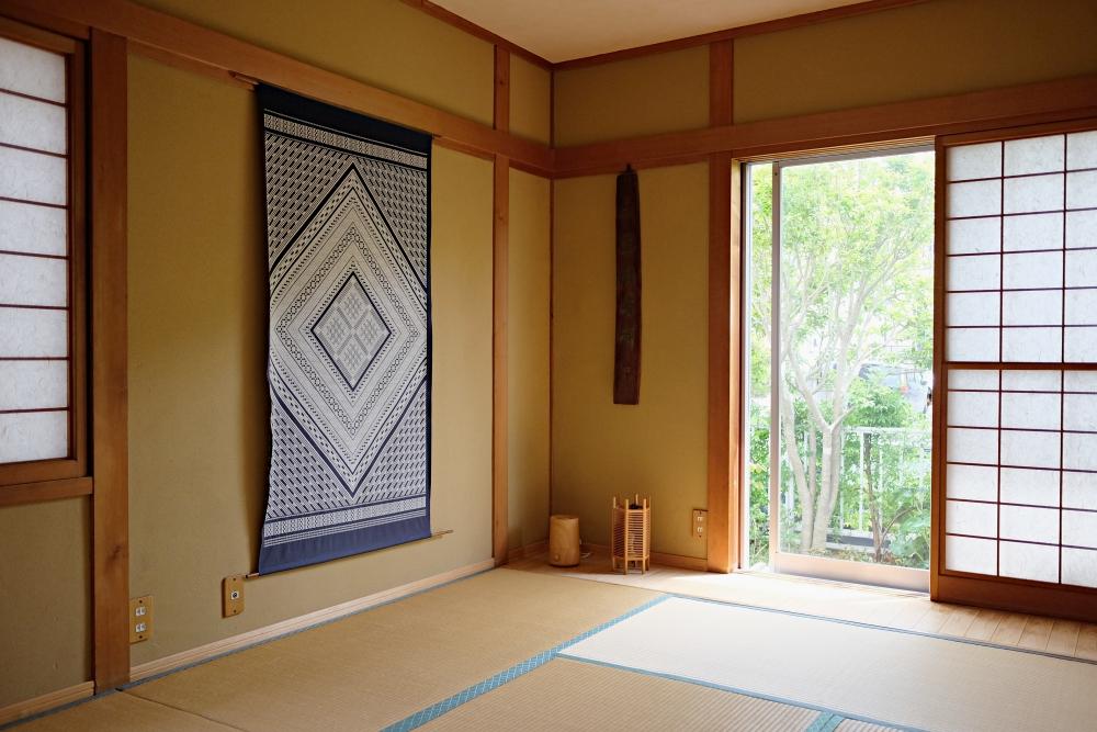 小さな板間のついた和室。