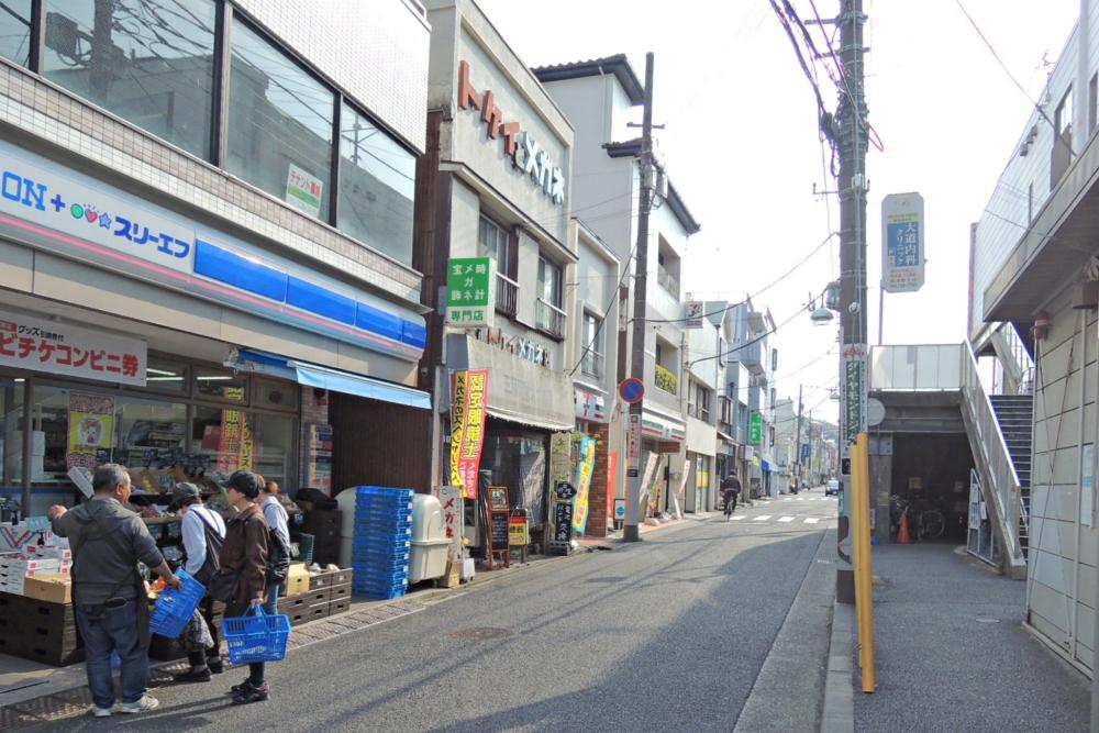 六浦駅前にはお店がちらほら。物件までは循環バスも利用できます。
