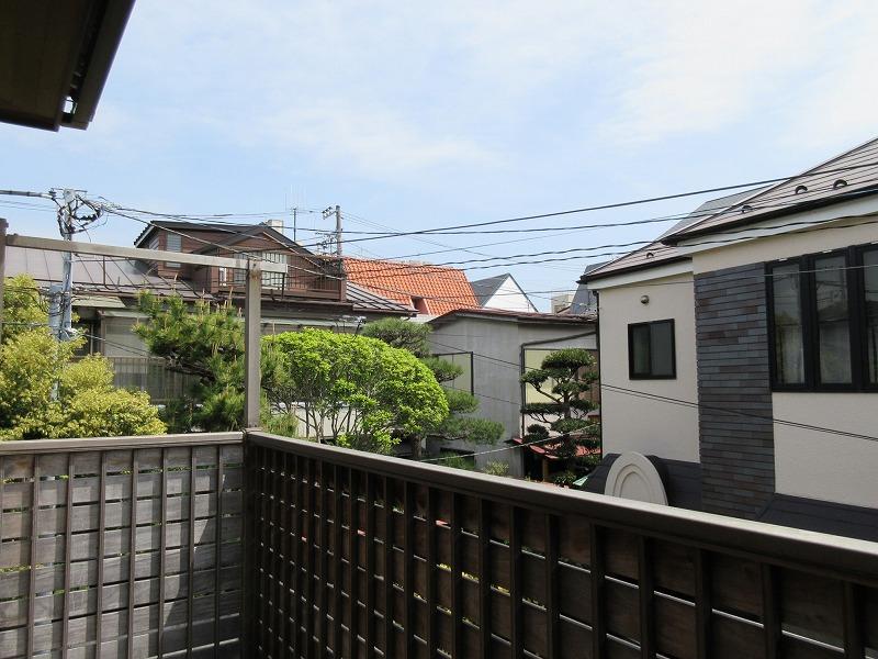 2階バルコニーからの眺望。住宅街という感じ