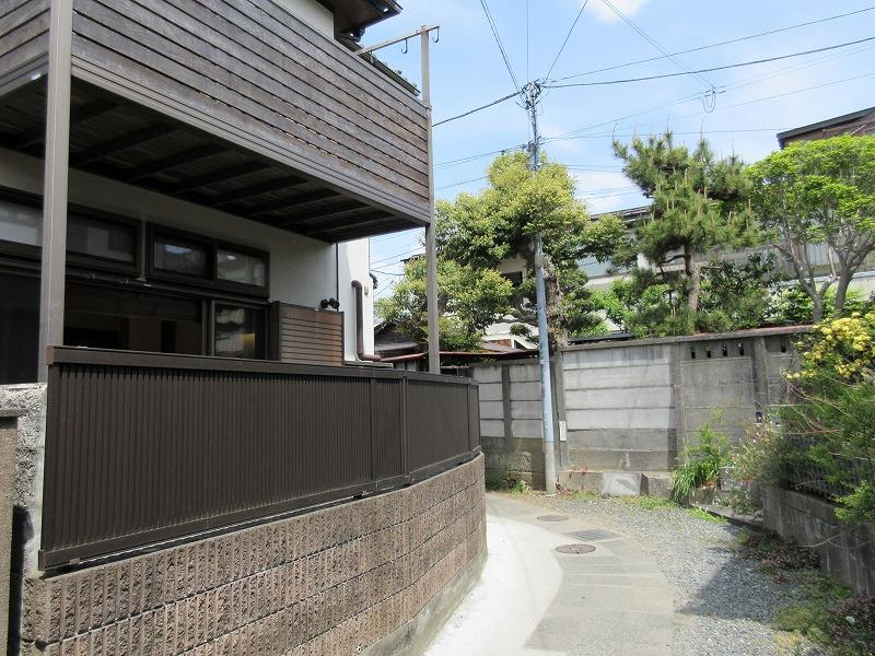 路地を進んだ右側の建物。庭のスペースは少ない