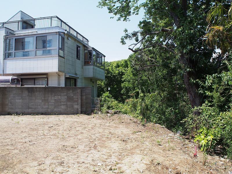 物件西側に隣地があります。
