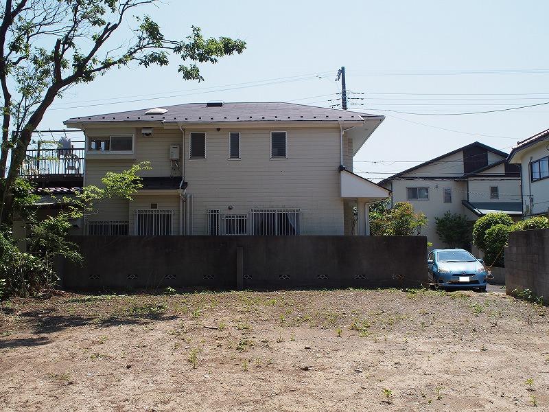 物件の南側は隣地があります。
