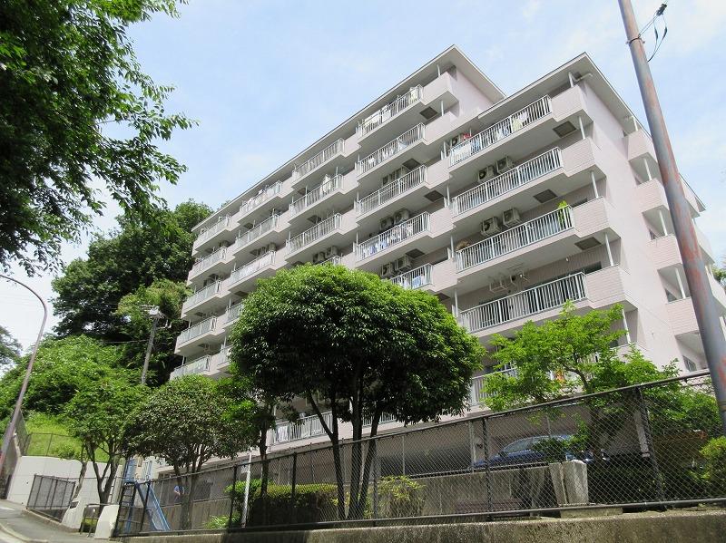 駅徒歩5分で、割と緑。坂の手前なのでそこまでしんどくない